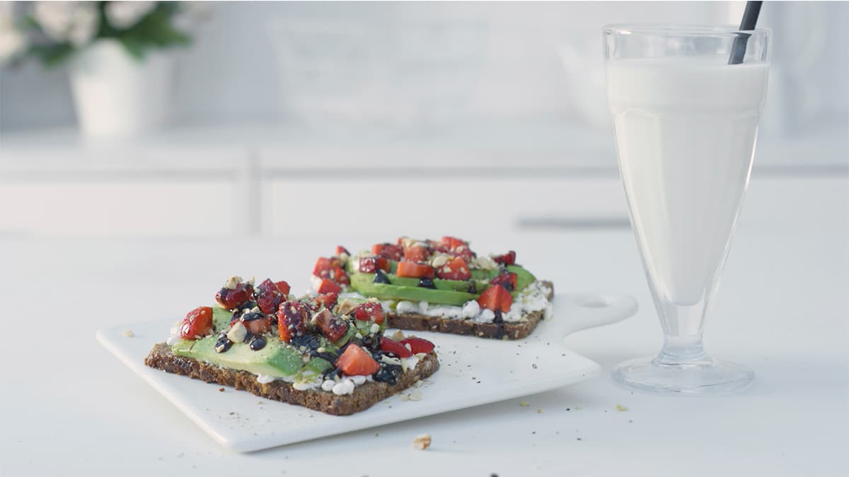Tosta de aguacate y fresas