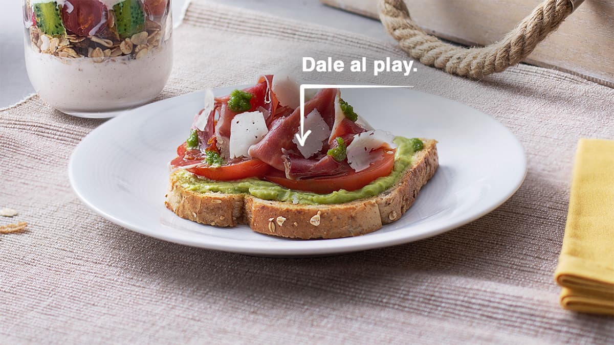Tosta de aguacate y jamón con pesto