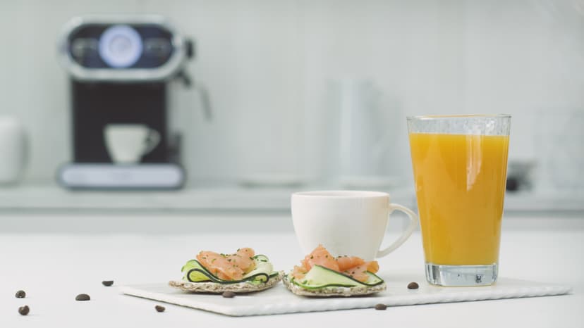 Tostada nórdica con zumo de mandarina y café