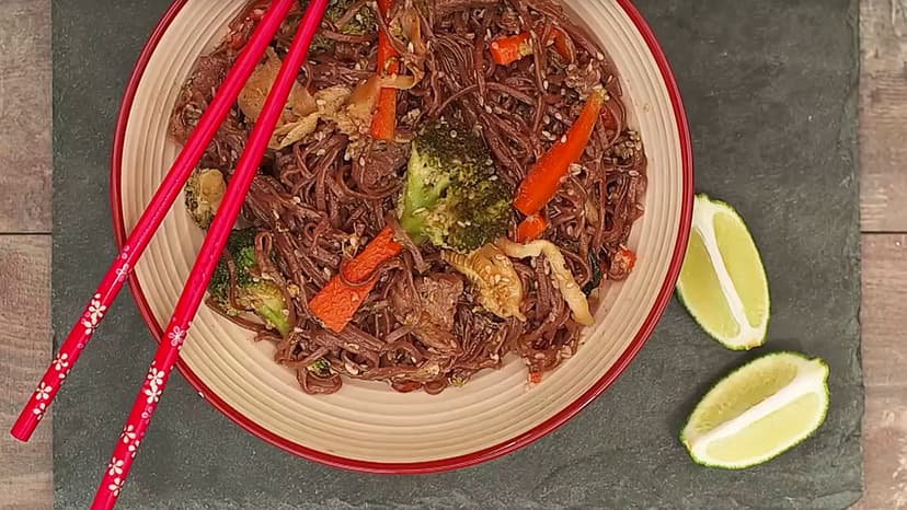 Wok de fideos soba con carne