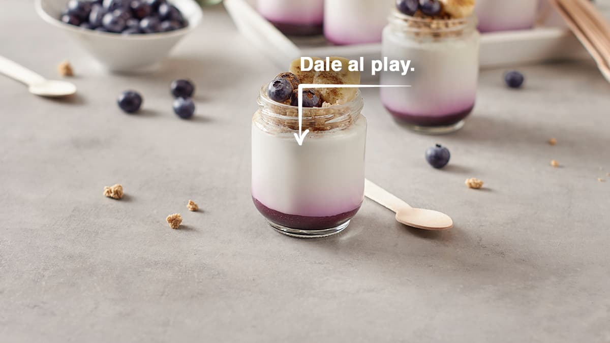Yogur con coulis de arándanos