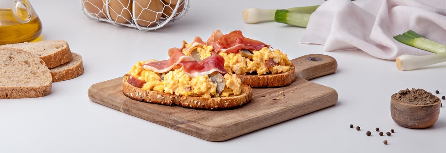 Tostada de revuelto con jamón