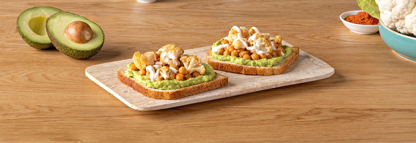 Tosta de garbanzos, coliflor y guacamole