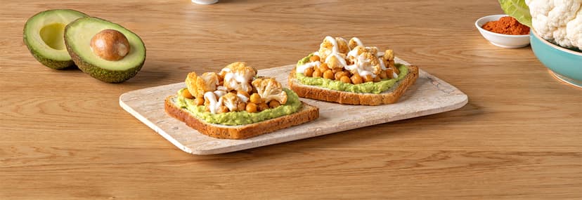 Tosta de garbanzos, coliflor y guacamole
