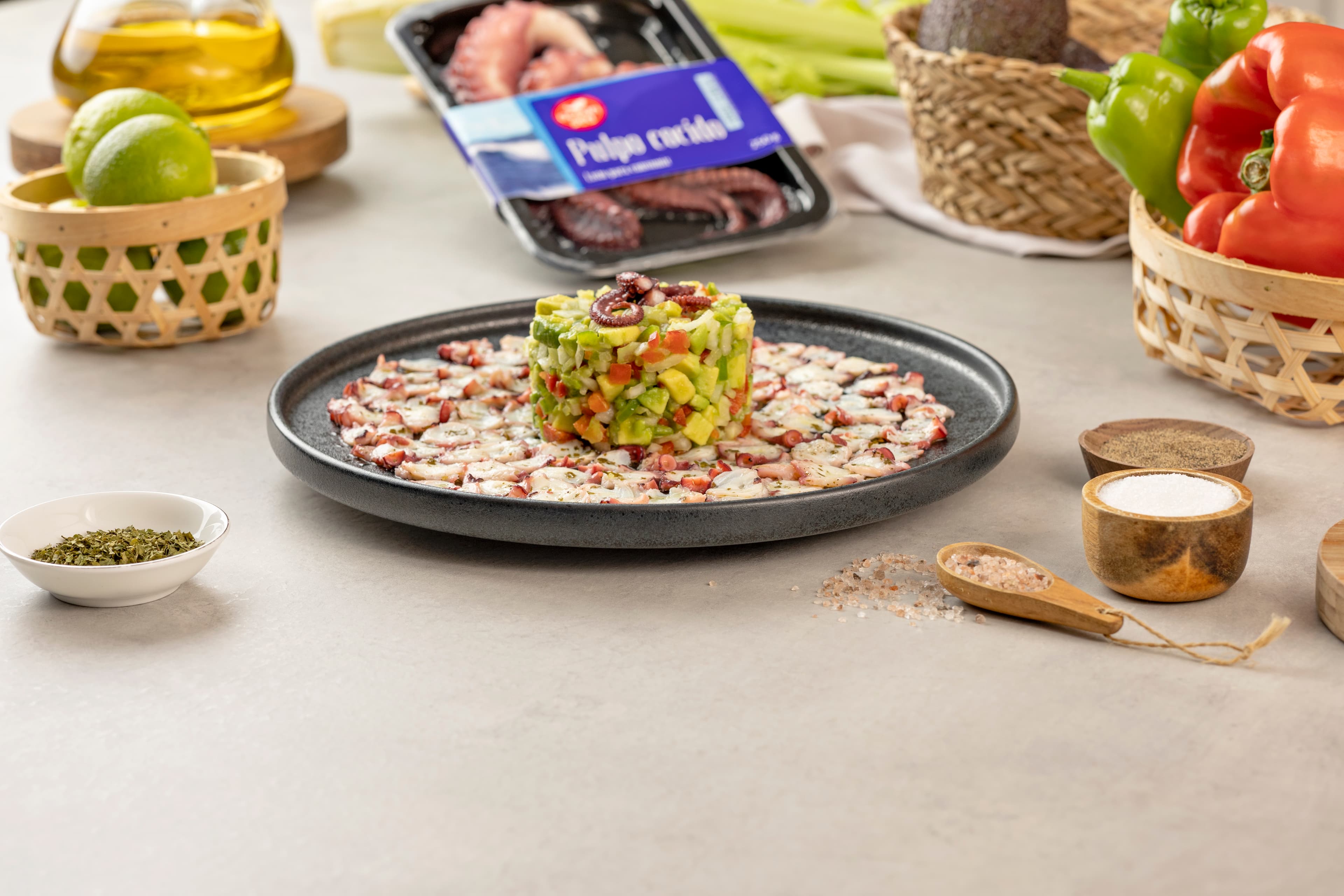 Carpaccio de pulpo con ensalada de aguacate