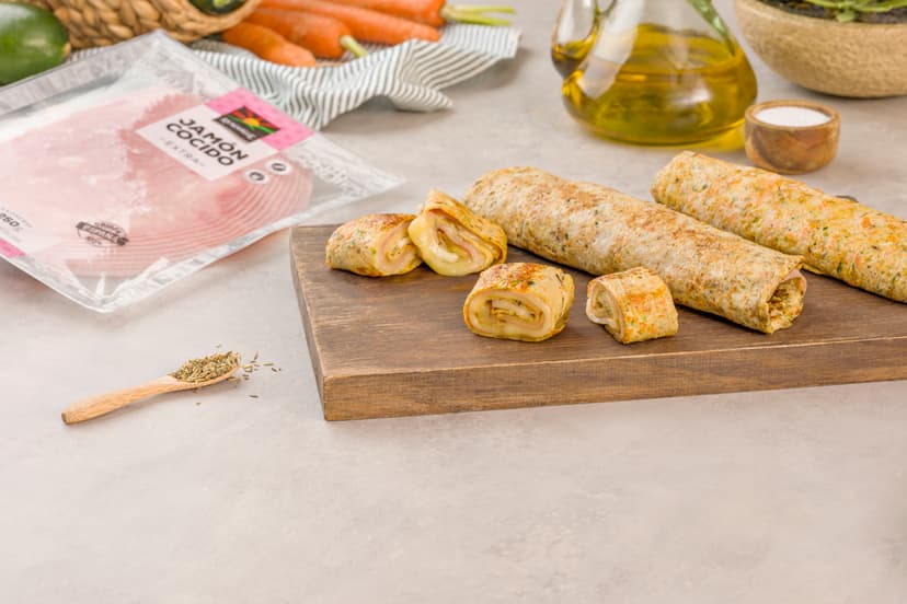 Rollo de calabacín y zanahoria con jamón y queso