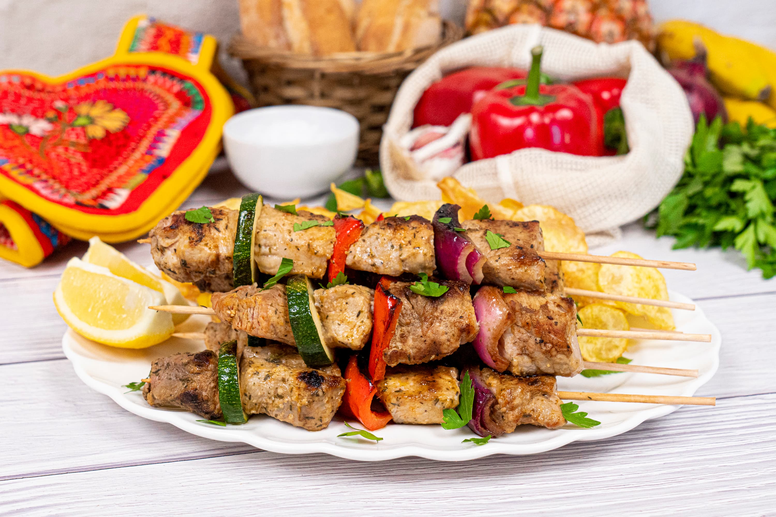 Brochetas de carne fiesta con chips de batata