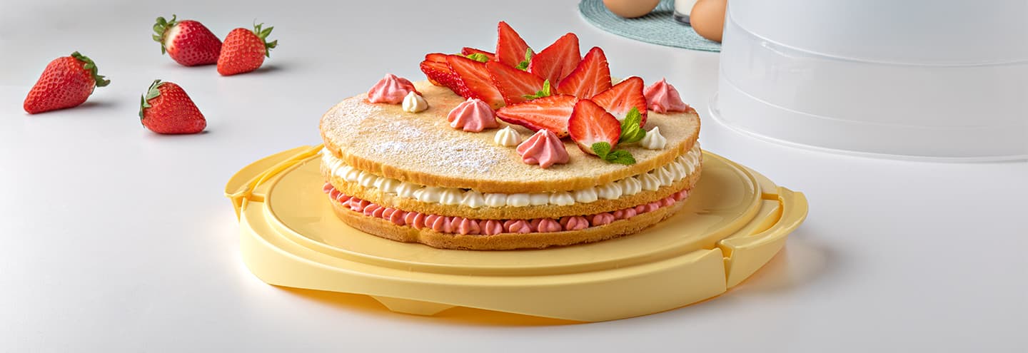 Bizcocho relleno de fresas y nata