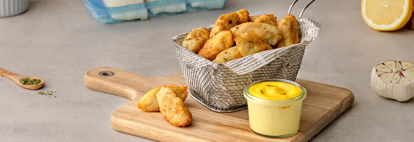 Buñuelos de bacalao con salsa