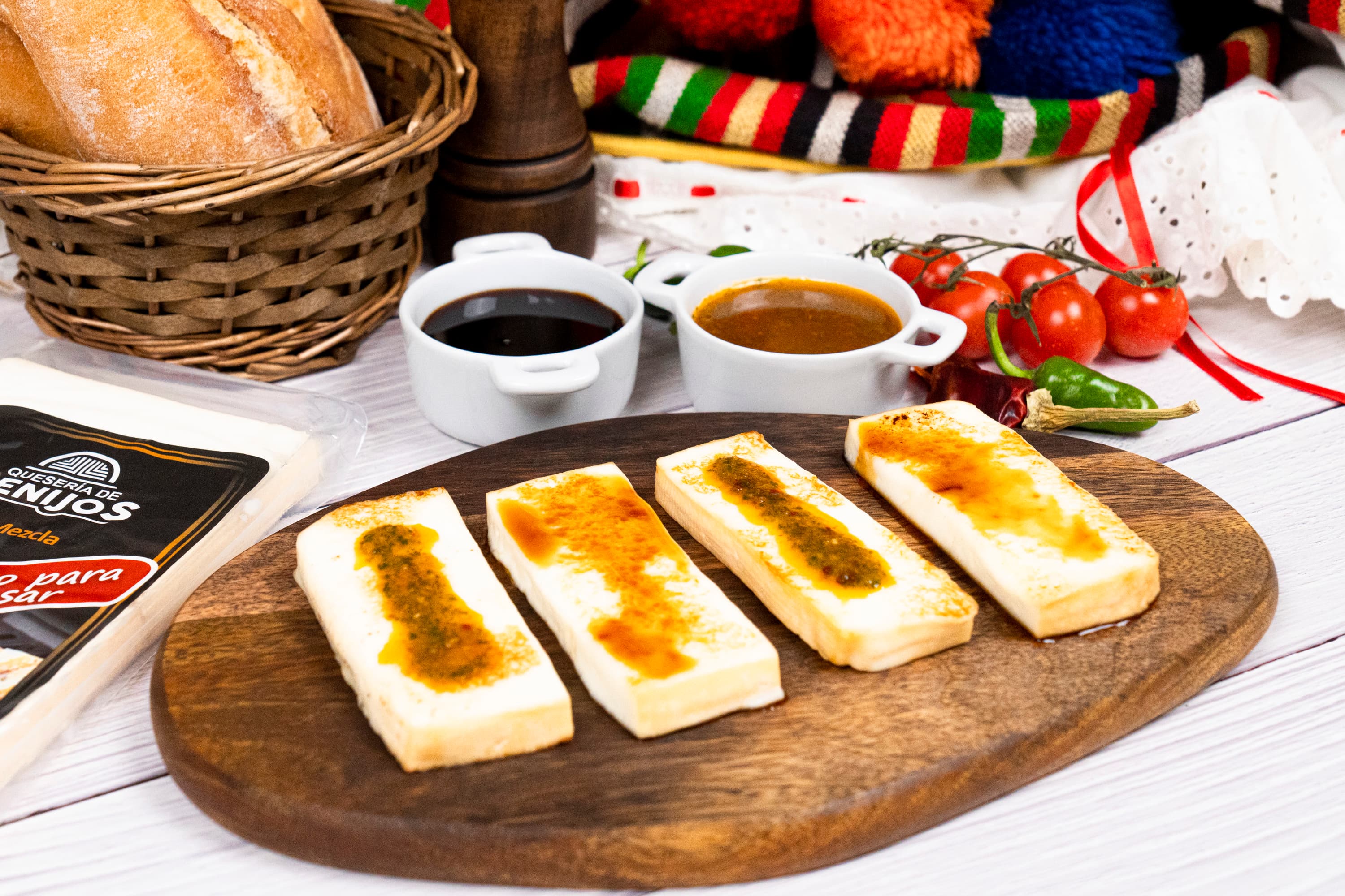 Queso asado con mojo de tomates cherry