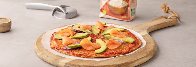 Pizza de aguacate y salmón con base de quinoa