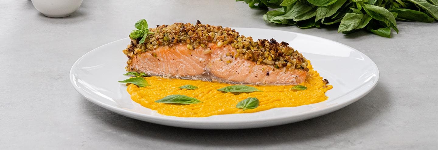 Salmón crujiente con frutos secos y crema de calabaza
