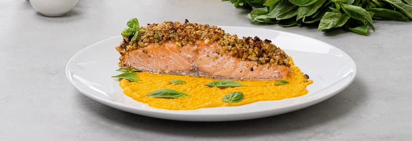 Salmón crujiente con frutos secos y crema de calabaza