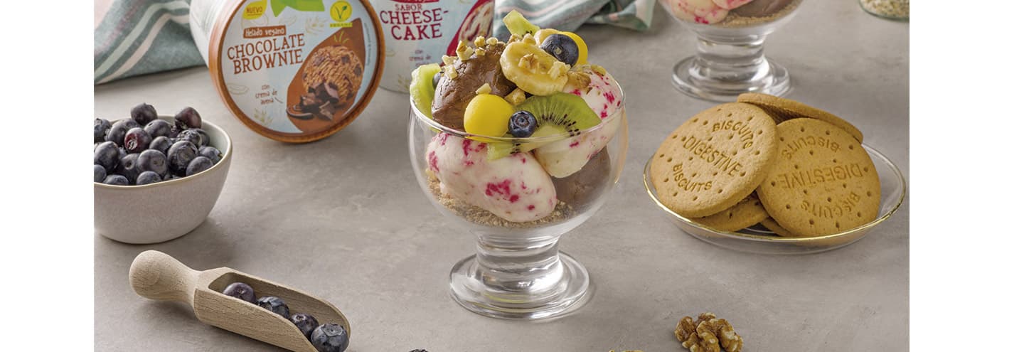 Copa de helados veganos con frutas