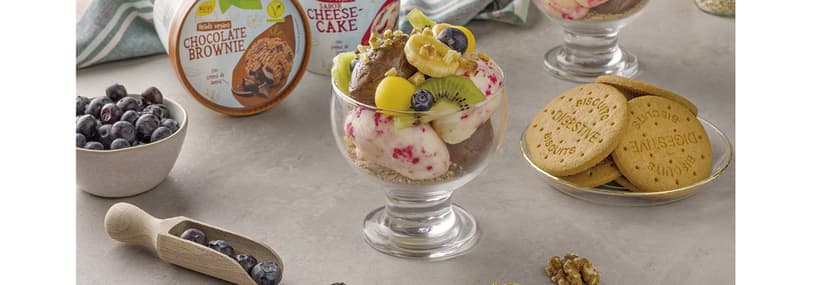 Copa de helados veganos con frutas