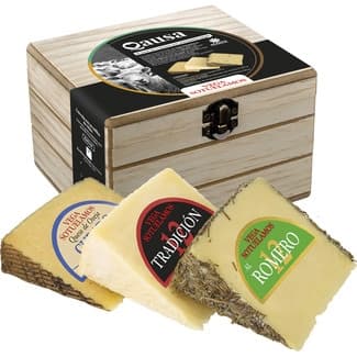 Qausa caja de madera con 3 cuñas de queso de oveja caja 660 g curado, romero y manteca - Vega Sotuelamos