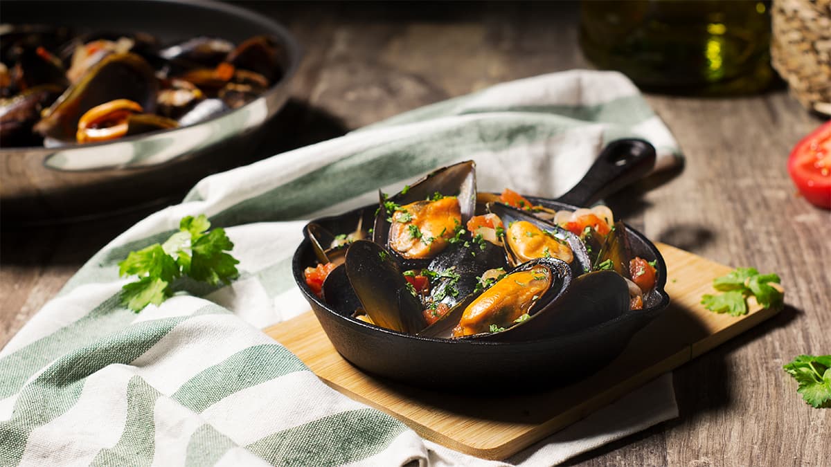 Mejillones a la marinera con tomate