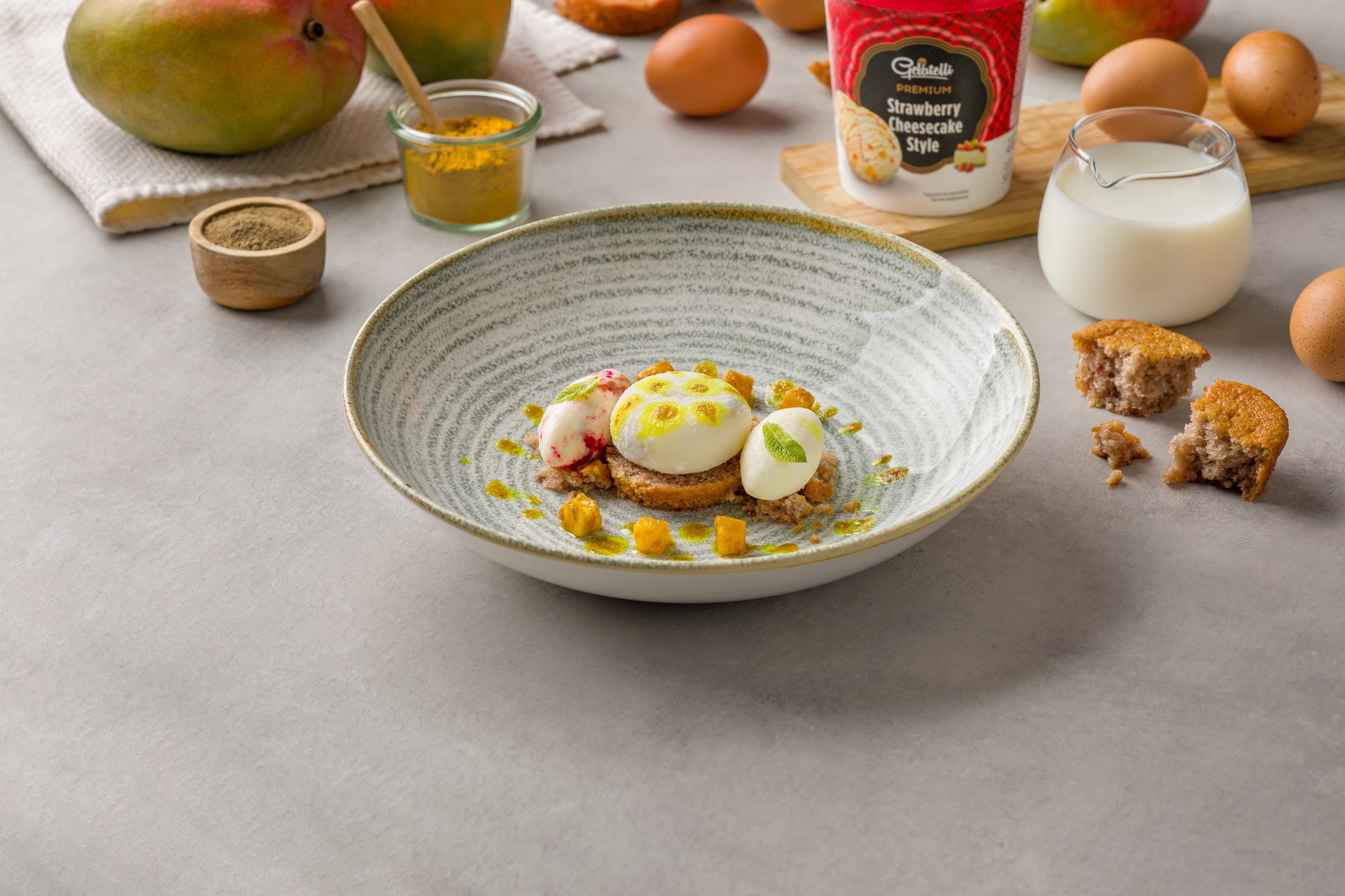 Mochi de coco con bizcocho y mango salteado