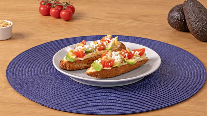 Panecillo con hummus y aguacate