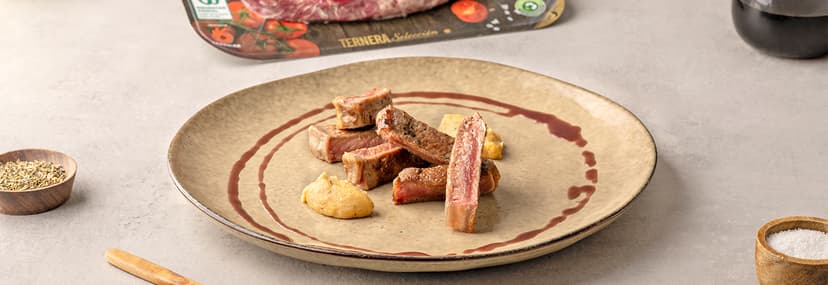 Lomo bajo de ternera con puré de manzana y romero