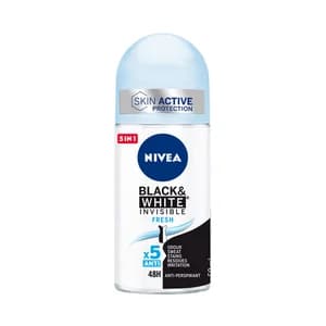 NIVEA Black & white invisible fresh Desodorante roll-on para mujer con acción anti manchas 50 ml.