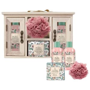 MARIA AYORA Flower paradise Armario de madera con productos para la higiene y el cuidado personal.